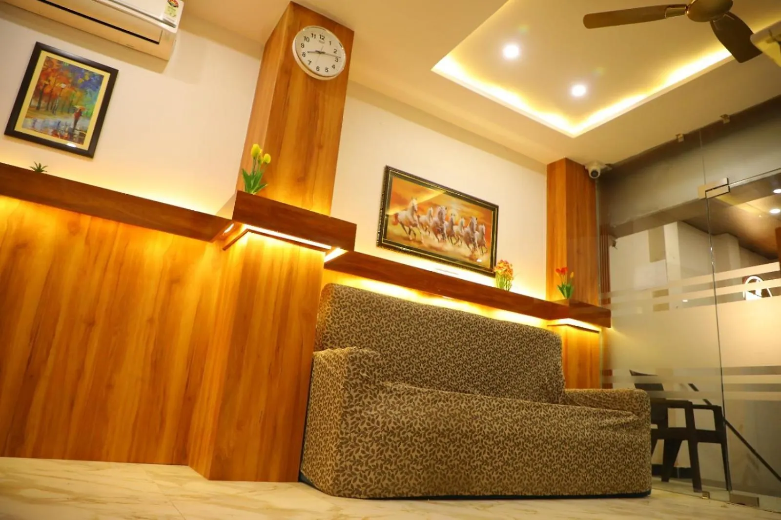 Jmk Regency Otel Varanasi