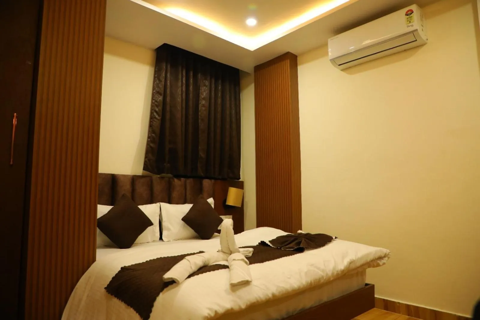 Jmk Regency Otel Varanasi